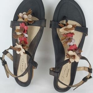 𝅺LUVSHOE'S Canada flat leather sandals size 37 flowers embellishments